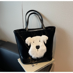 Détail du grand sac cabas en cuir noir avec broderie de chiot en peluche blanche