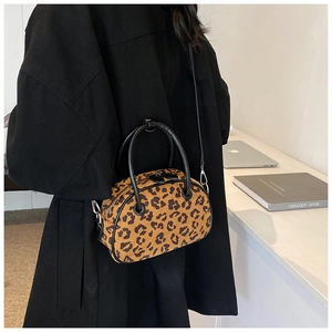 Detail der Leoparden-Handtasche mit Plüschstruktur, schwarzen Griffen und Silberbeschlägen