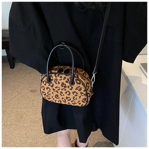 Detailansicht der Mini-Tasche mit Leopardenmuster, Lederriemen und Silberbeschlägen
