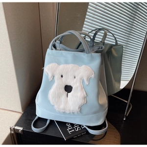 Détail de l'applique de chien en peluche sur ce sac fourre-tout bleu clair