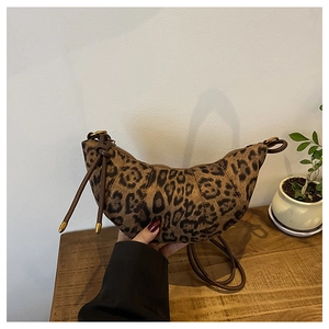 Dettaglio borsa a mezzaluna leopardata con tracolla in pelle e oro metallo