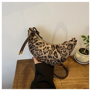 Dettaglio della borsa a mezzaluna leopardata con tracolla in pelle e cerniera in metallo