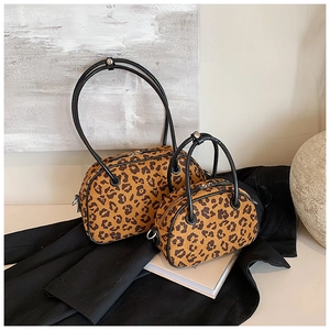 Detailansicht des Leopardenmuster-Handtaschensets mit Doppelgriffen und Metallreißverschluss