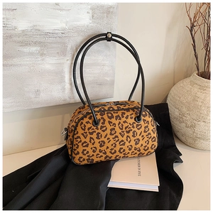 Detail der Handtasche mit Leopardenmuster, Plüschgewebe und runden Tragegriffen