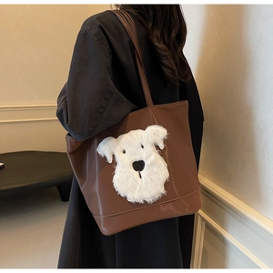 Sac fourre-tout marron avec patch chiot schnauzer en peluche porté par le mannequin