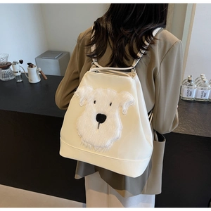 Détail du sac à dos en peluche crème avec motif de chiot blanc et fines bretelles
