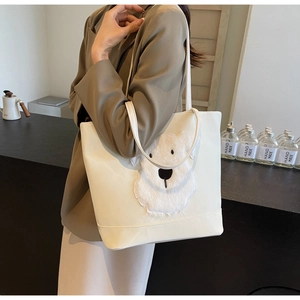 Détail du grand sac cabas blanc orné d'un décor de chiot en peluche sur le devant