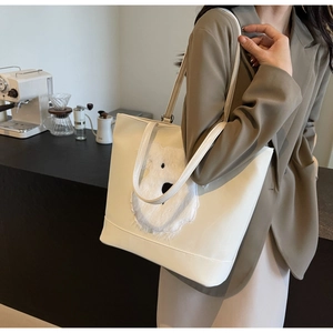 Détail du sac fourre-tout crème avec un joli motif de visage de chiot en peluche 3D