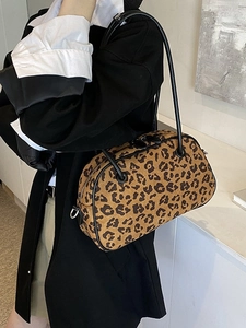 Stylische Boston-Handtasche mit Leopardenmuster, schwarzen Riemen und Wildleder-Finish
