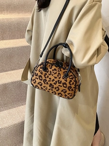 Trendige Boston-Tasche mit Leopardenmuster, schwarzen Ledergriffen und verstellbarem Schultergurt