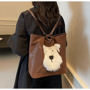 Sac cabas en cuir verni marron foncé avec décor de chiot en peluche blanc devant