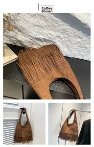 Detailansicht der kaffeebraunen Tragetasche mit Fransen und Boho-Wildlederstruktur