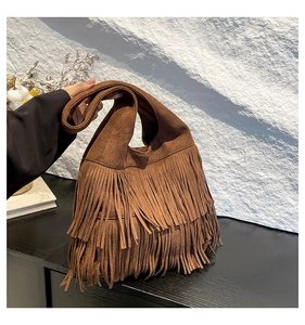 Detailansicht der braunen Wildleder-Tragetasche mit langen Fransen im Retro-Boho-Stil