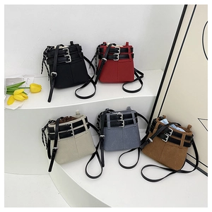 Détails de cinq sacs seau en cuir mat avec cordons et boucles métalliques