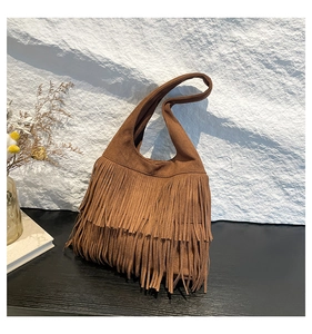 Detailansicht der braunen Wildleder-Schultertasche mit Fransen und weicher Textur