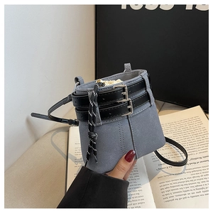 Détail du sac seau bleu gris givré avec lanières en cuir et fermeture à cordon