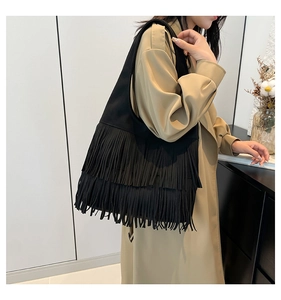 Detail der schwarzen Wildleder-Einkaufstasche mit langen Fransen und minimalistischem Design