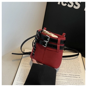 Gros plan du mini sac seau rouge avec doubles boucles noires et cordon de serrage