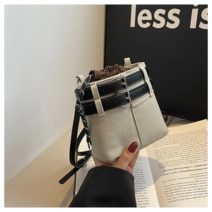 Mini sac seau chic beige et noir avec cordon de serrage et fine bandoulière
