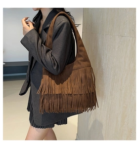 Detailansicht der dunkelbraunen Fransen-Schultertasche mit Wildleder-Quasten-Design