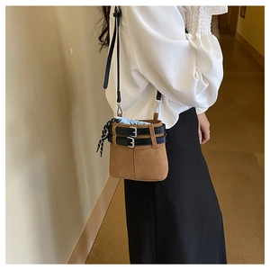 Sac seau marron givré avec sangles à boucles noires et doublure bleue à cordon de serrage