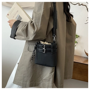 Détail d'un sac seau vintage noir givré avec boucles de ceinture et doublure cordon