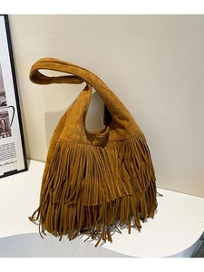 Vintage-Hobotasche aus braunem Wildleder mit Fransen und breitem Schultergurt in Studio-Szene