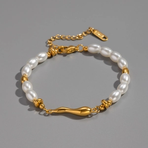 Detail of 18K gold plated stainless steel pearl bracelet with adjustable lobster clasp