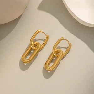 Dettaglio degli orecchini a catena geometrici placcati in oro 18K su base in pietra