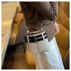 Détail du mini sac seau avec fermeture à cordon et élégantes sangles à boucles