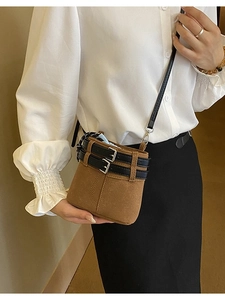 Sac Seau en Cuir PU Dépoli Rétro pour Femmes Mini Sac Bandoulière Avec Cordon de Serrage et Doubles Boucles de Ceinture Mode
