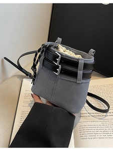 Sac seau minimaliste en daim gris avec décor de ceinture et fermeture à cordon pratique