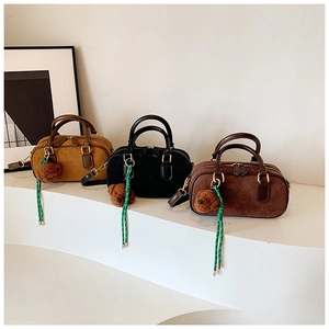 Trois sacs Boston mats en jaune, noir et marron avec breloques d'oursons