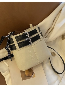 Sac seau rétro crème givré avec lanières en cuir noir et boucles en métal argenté