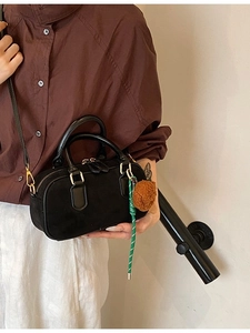 Sac Boston Femme Vintage en Cuir PU Dépoli Petit Sac Bandoulière Niche Avec Pendentif Ours Pour Le Quotidien Sac à Main Rétro