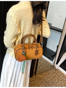 Sac bandoulière en daim marron au design vintage avec breloque chiot en peluche