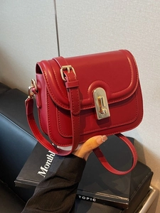 Sac bandoulière bordeaux chic avec fermoir rotatif doré et bandoulière en cuir