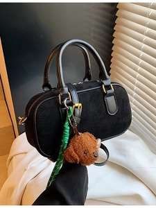 Sac Boston rétro en daim noir avec breloque chiot et détails de fermeture dorés