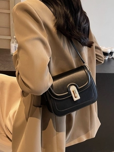 Sac bandoulière en cuir noir classique avec boucle dorée en U et coutures élégantes