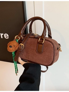 Sac bandoulière marron en cuir dépoli avec petit ours en peluche pour l'automne-hiver