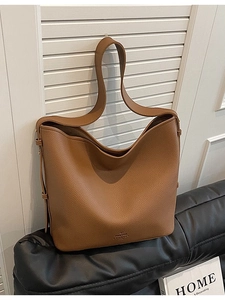 Retro brown lychee leather hobo bucket bag with a minimalist large capacity design