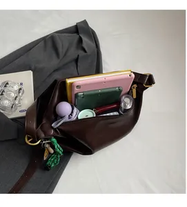 Vue de dessus de l'intérieur spacieux du sac cabas marron avec tablettes et parapluie