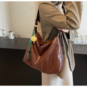 Vue détaillée du grand sac hobo marron avec corde verte et pendentif smiley