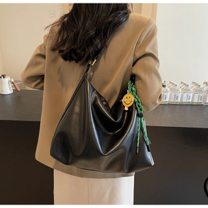 Détail du grand sac hobo en cuir PU noir avec breloque smiley et pendentif corde