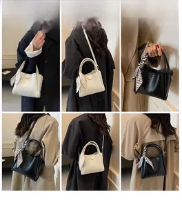 Vue détaillée du petit sac seau avec poignée en foulard et différents styles de port