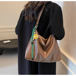 Détail du grand sac cabas en similicuir marron foncé avec pendentif smiley en corde tressée
