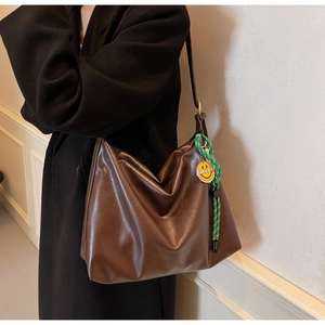 Détail du grand sac cabas marron en similicuir avec cordon vert et breloque smiley