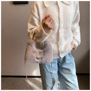 Gros plan du sac à main en peluche beige avec bandoulière pour la mode d'automne