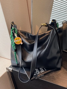 Sac à bandoulière hobo noir en similicuir avec détails en laiton et breloque smiley