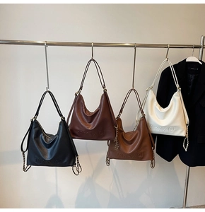 Dettaglio di borse hobo in quattro colori con texture litchi e accenti di catena in metallo